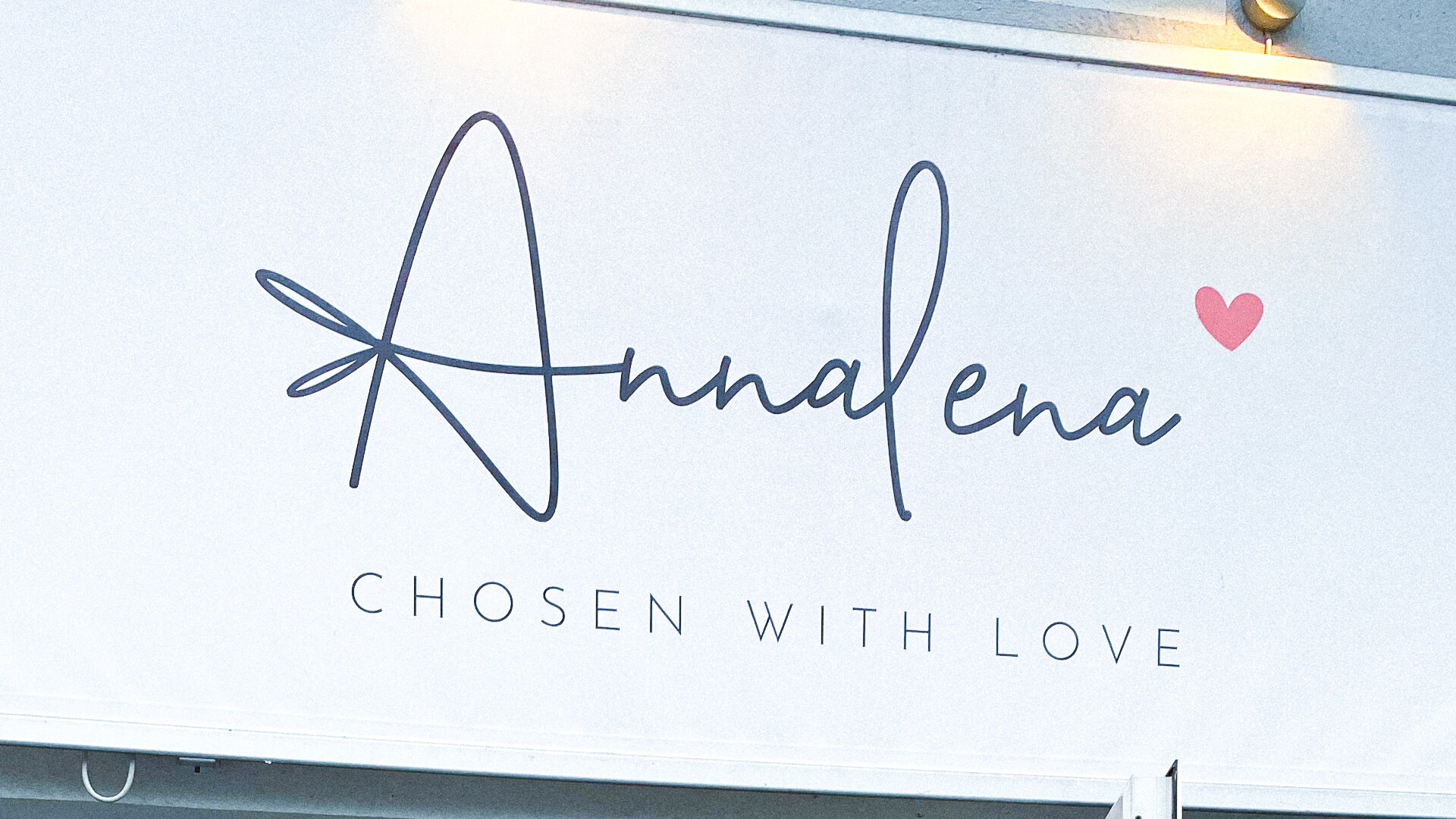 Schild mit Aufschrift "Annalena chosen with love"