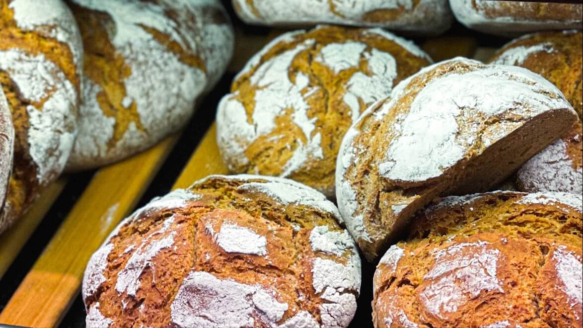 Krustenbrotlaibe die in der Auslage einer Bäckerei liegen