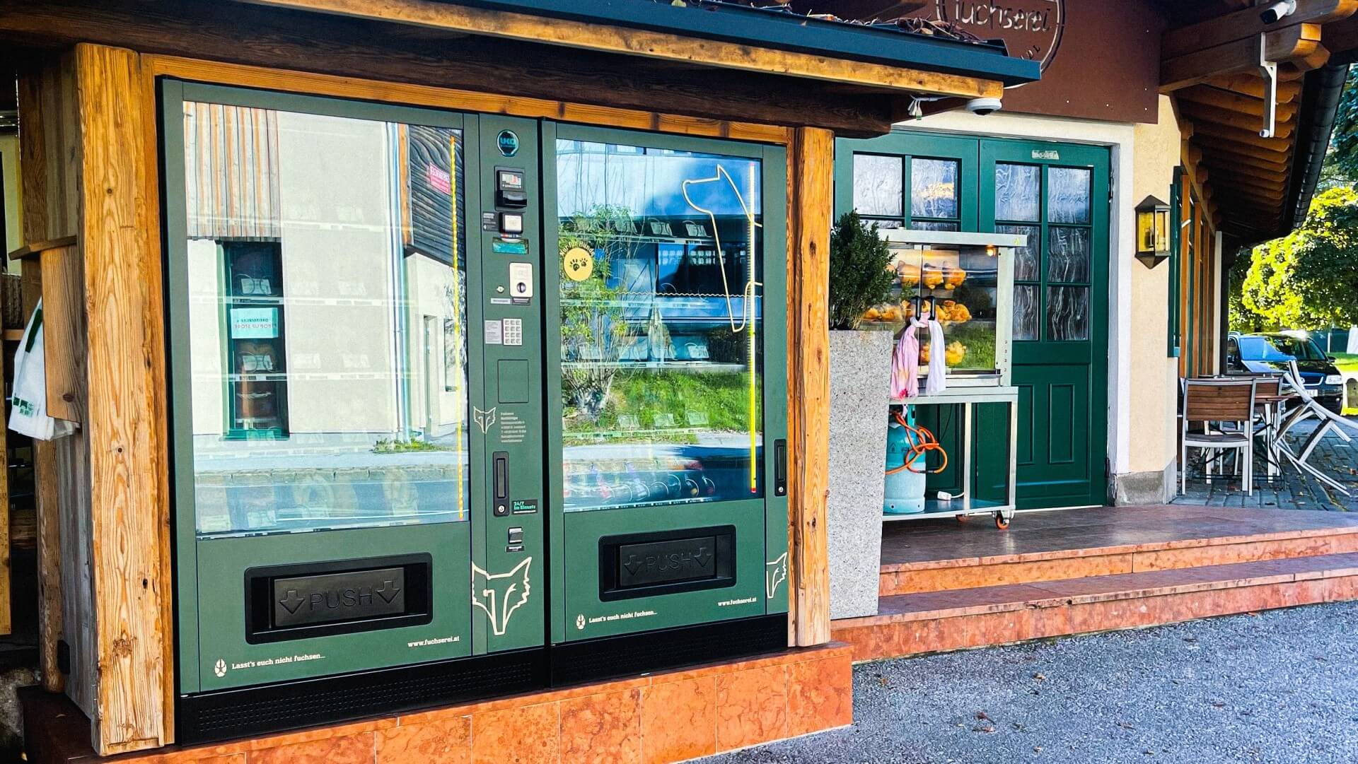 Grüne Lebensmittelautomat mit verschiedensten Fleischerzeugnissen für Hunde