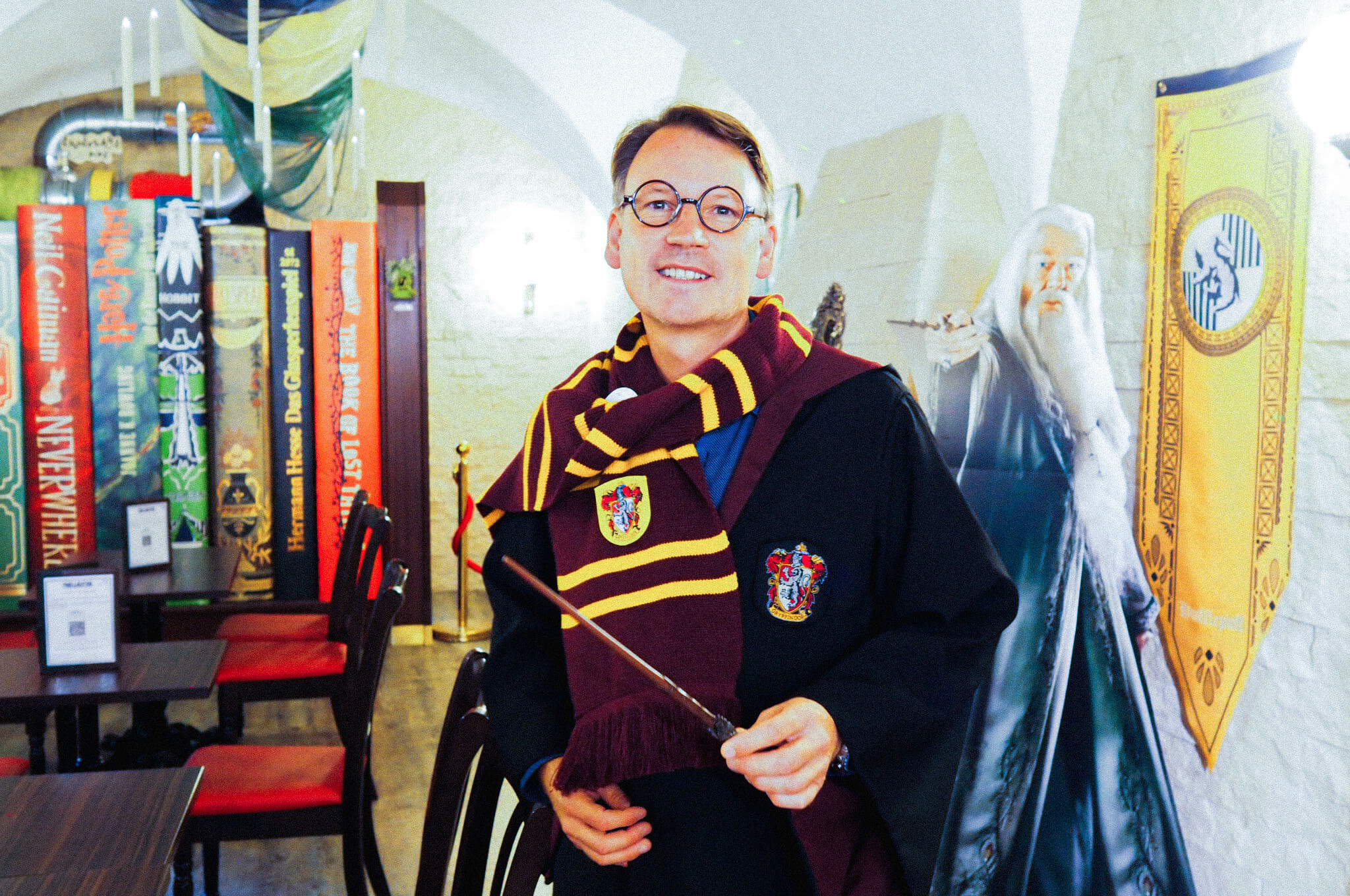 Mann in Harry Potter Verkleidung in Bücherladen