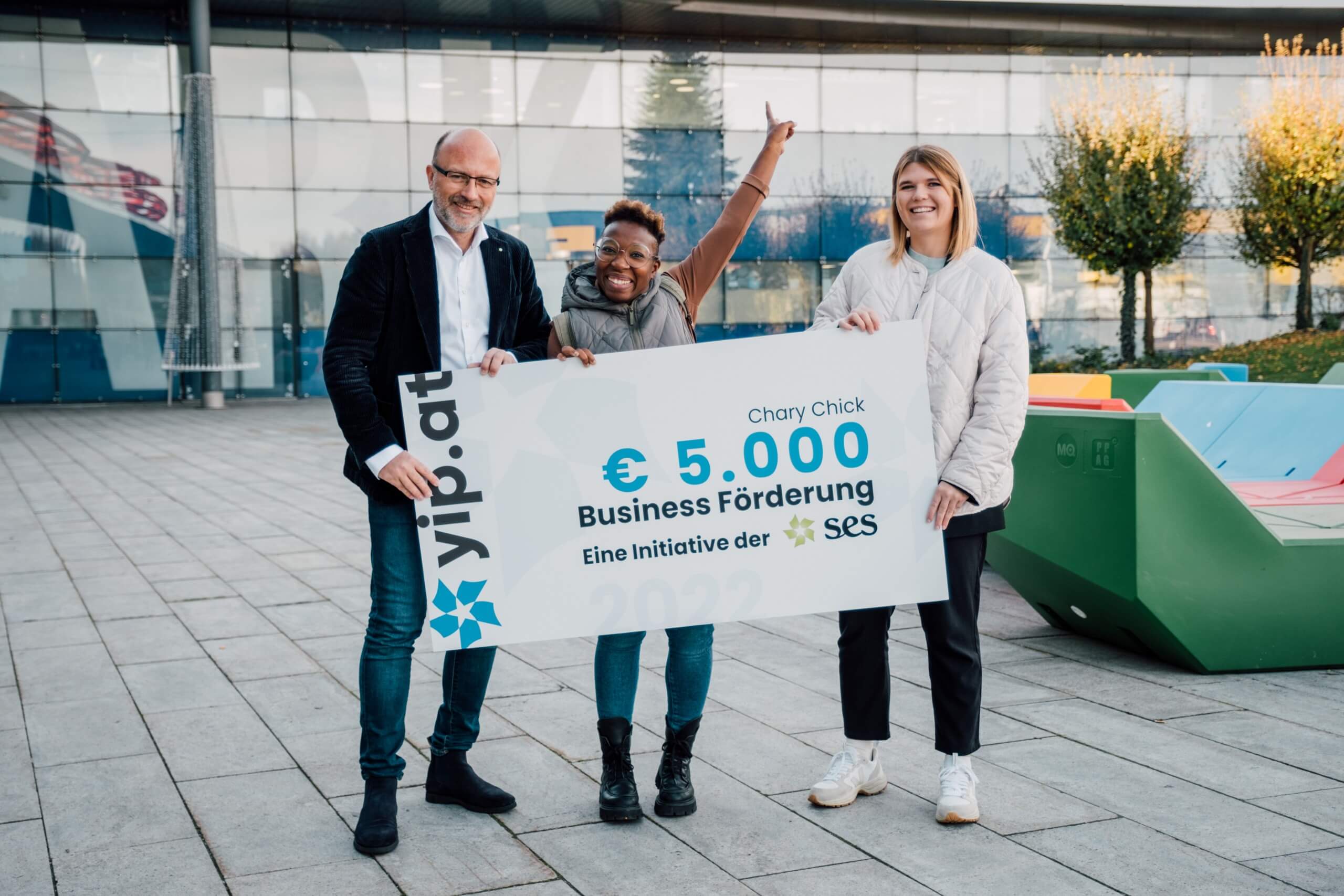 Drei Menschen die eine yip.at Business-Förderungs-Urkunde in die Kamera halten