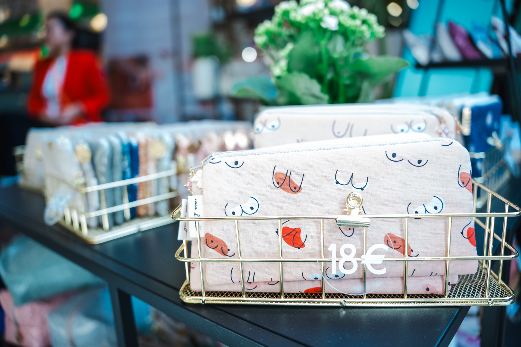 Boobietaschen auf Tisch zum Verkauf