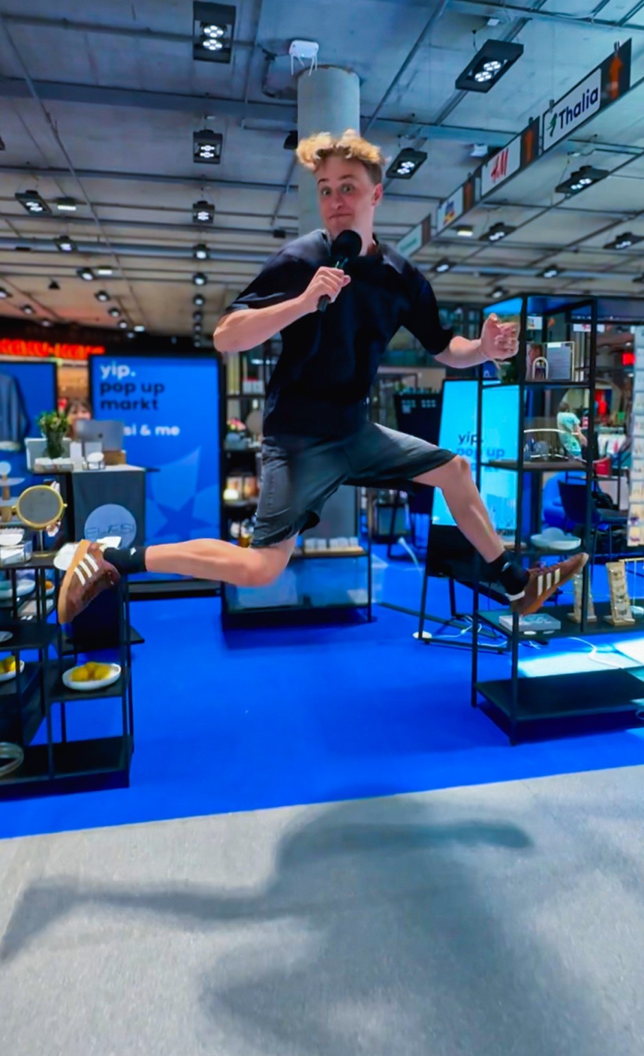 Daniel springt und yip.at pop up markt ist im Hintergrund