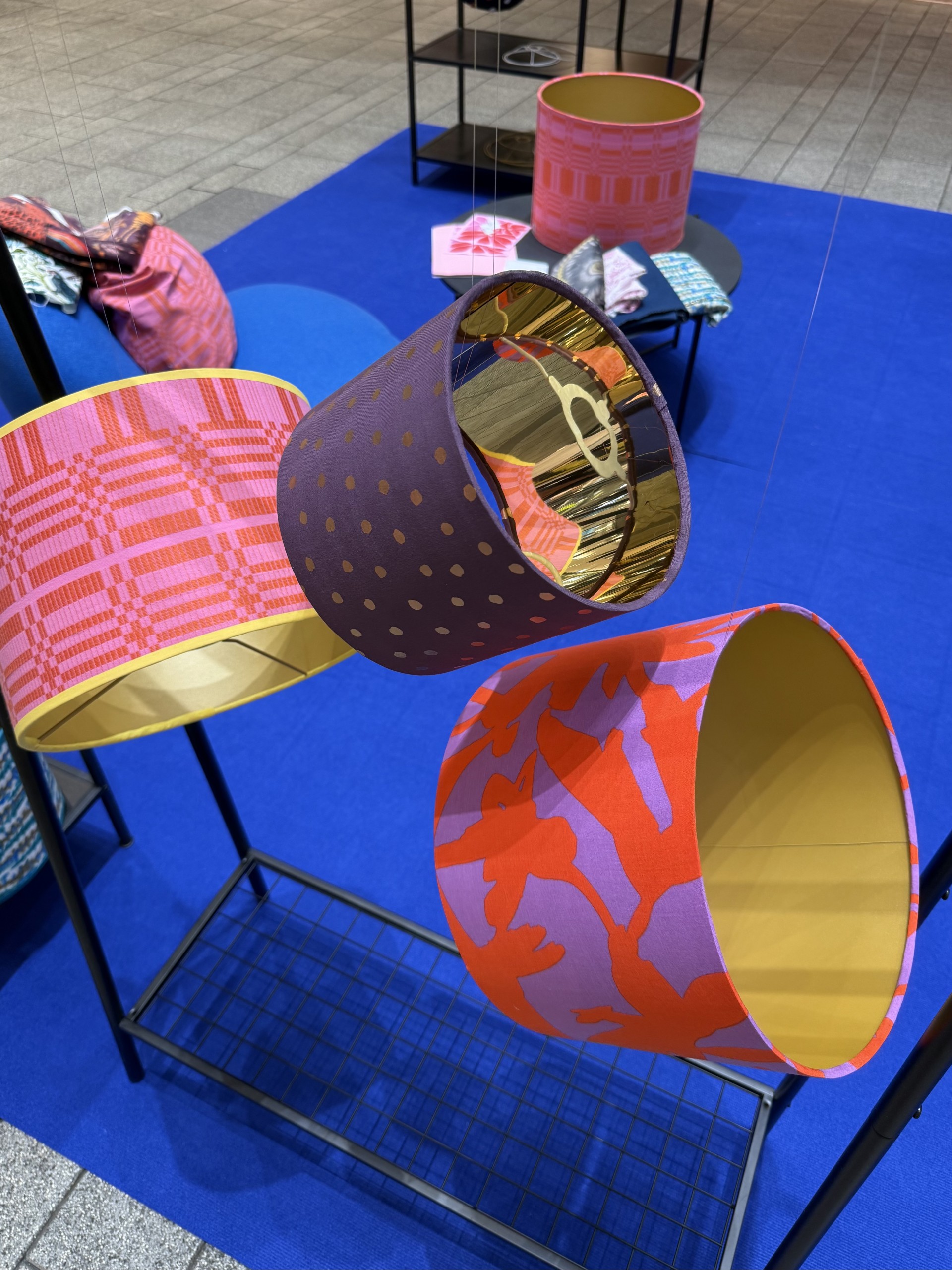 bunte Lampenschirme hängen an Schnur