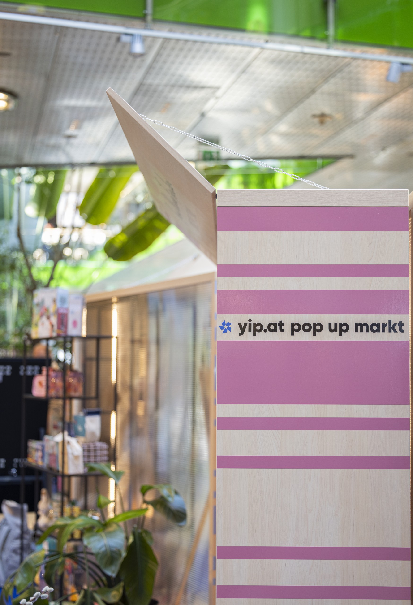Seitenansicht yip.at pop up markt Regal mit Aufschrift yip.at