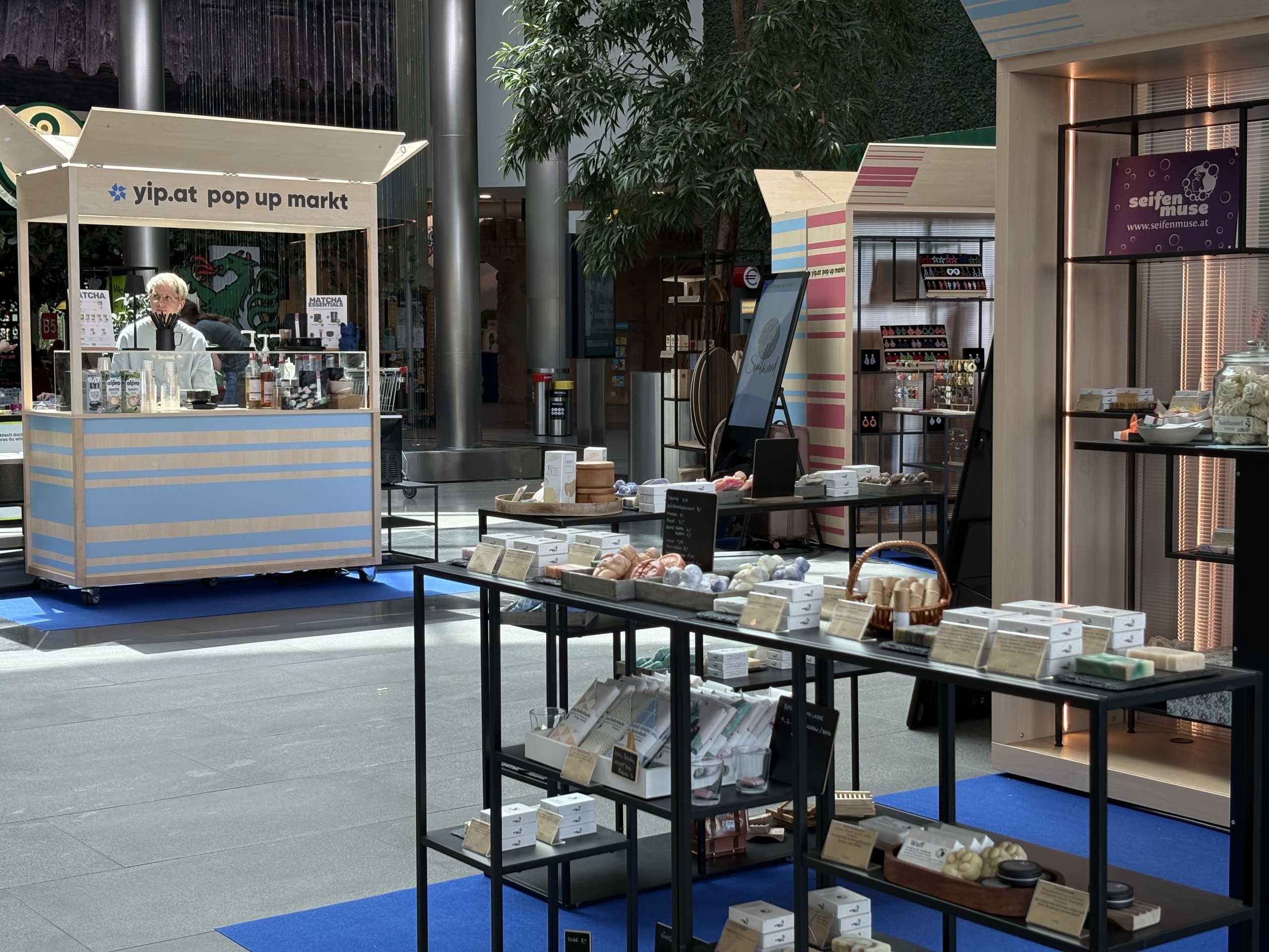 Regale mit Seife und Gastro Stand yip.at pop up markt