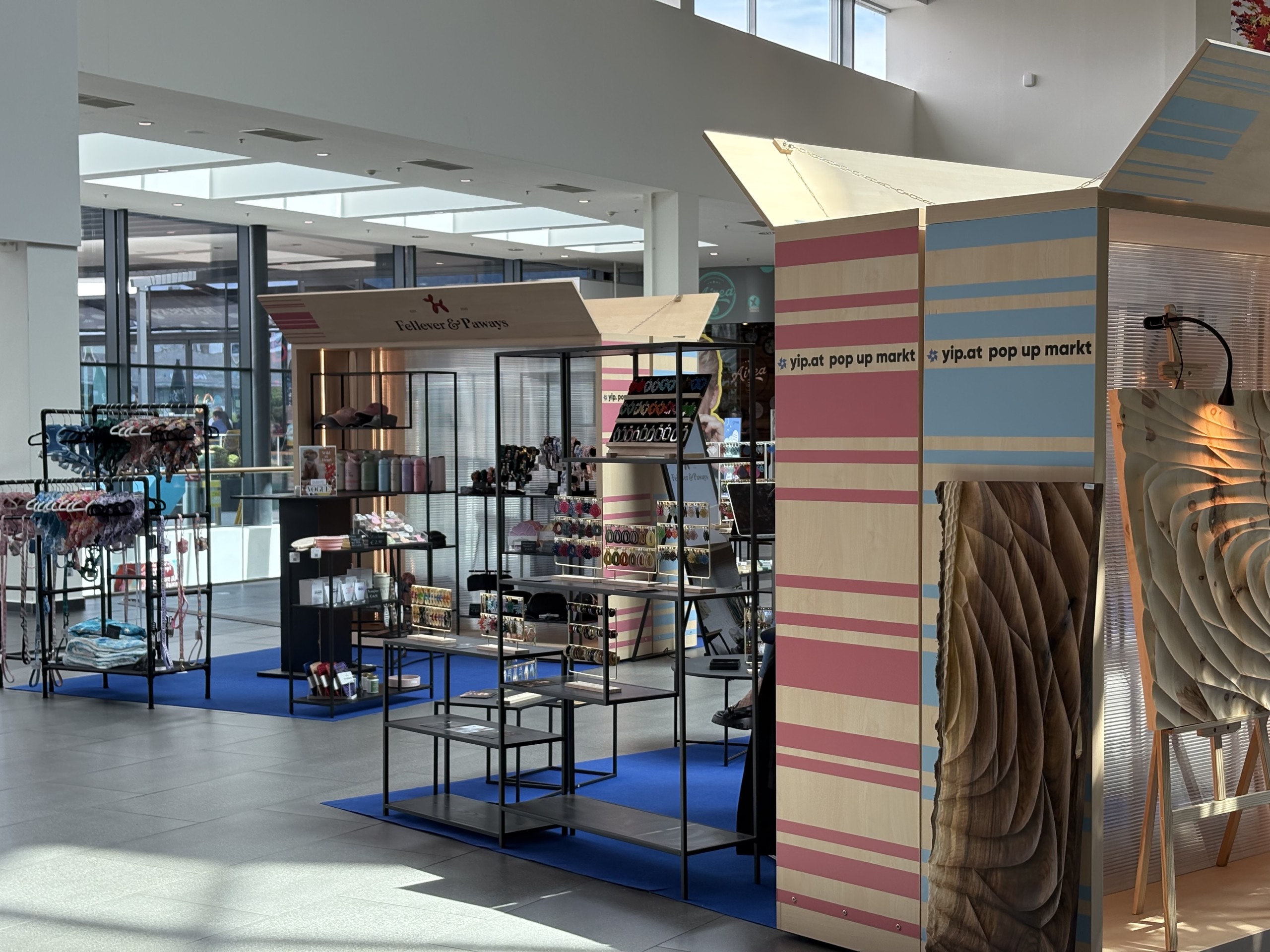 Regale von Aussteller:innen des yip.at pop up marktes